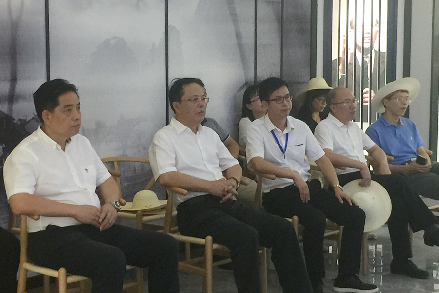 F:\2015-2018年OA文件 电视机媒体播放图设计\2018-OA文件 电视机媒体播放图设计\2018.07.31-中央党校副校长王东京考察调研北京资源日博集团集团\04.JPG